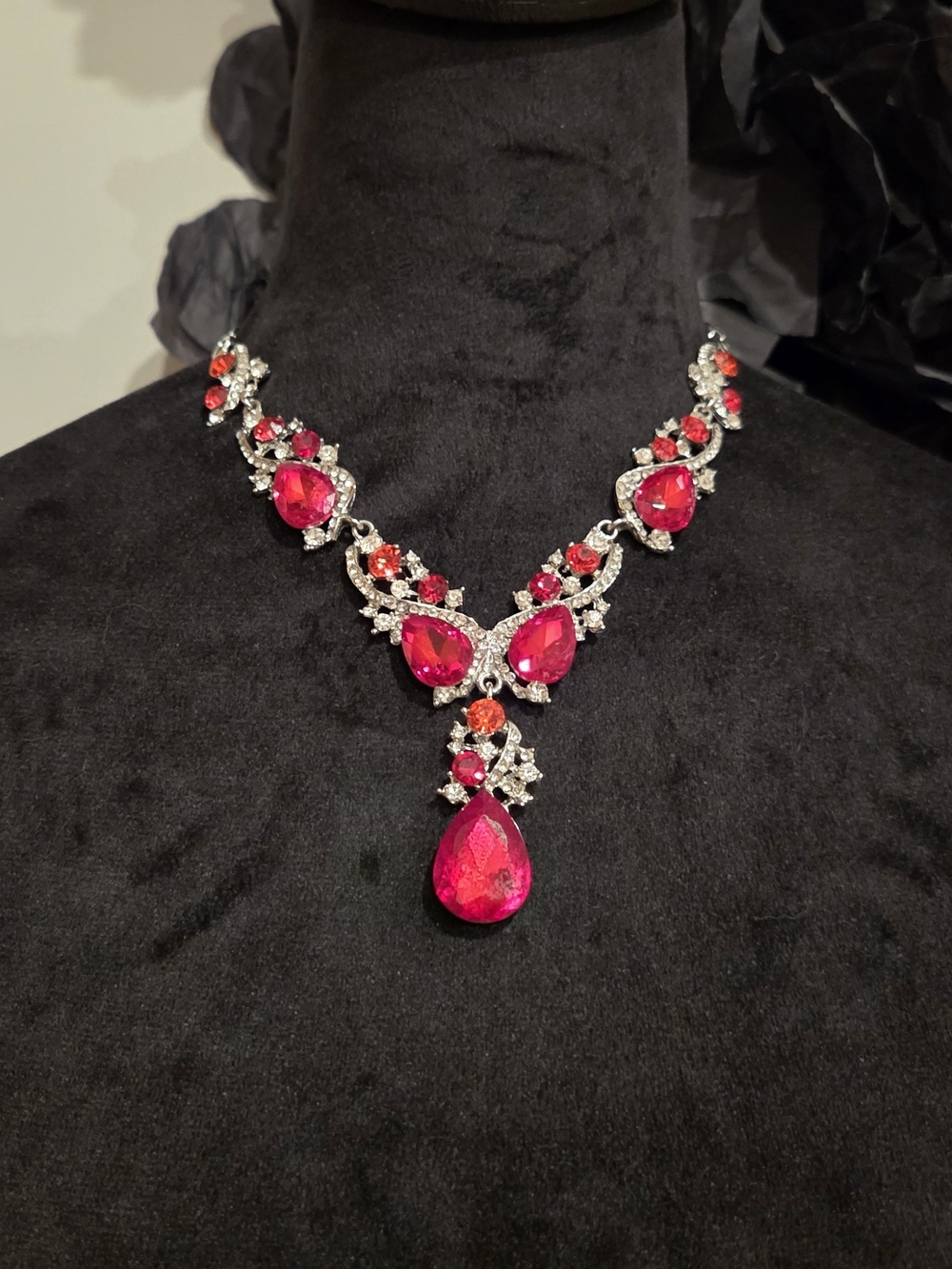 Elegant Red Teardrop Statement Necklace